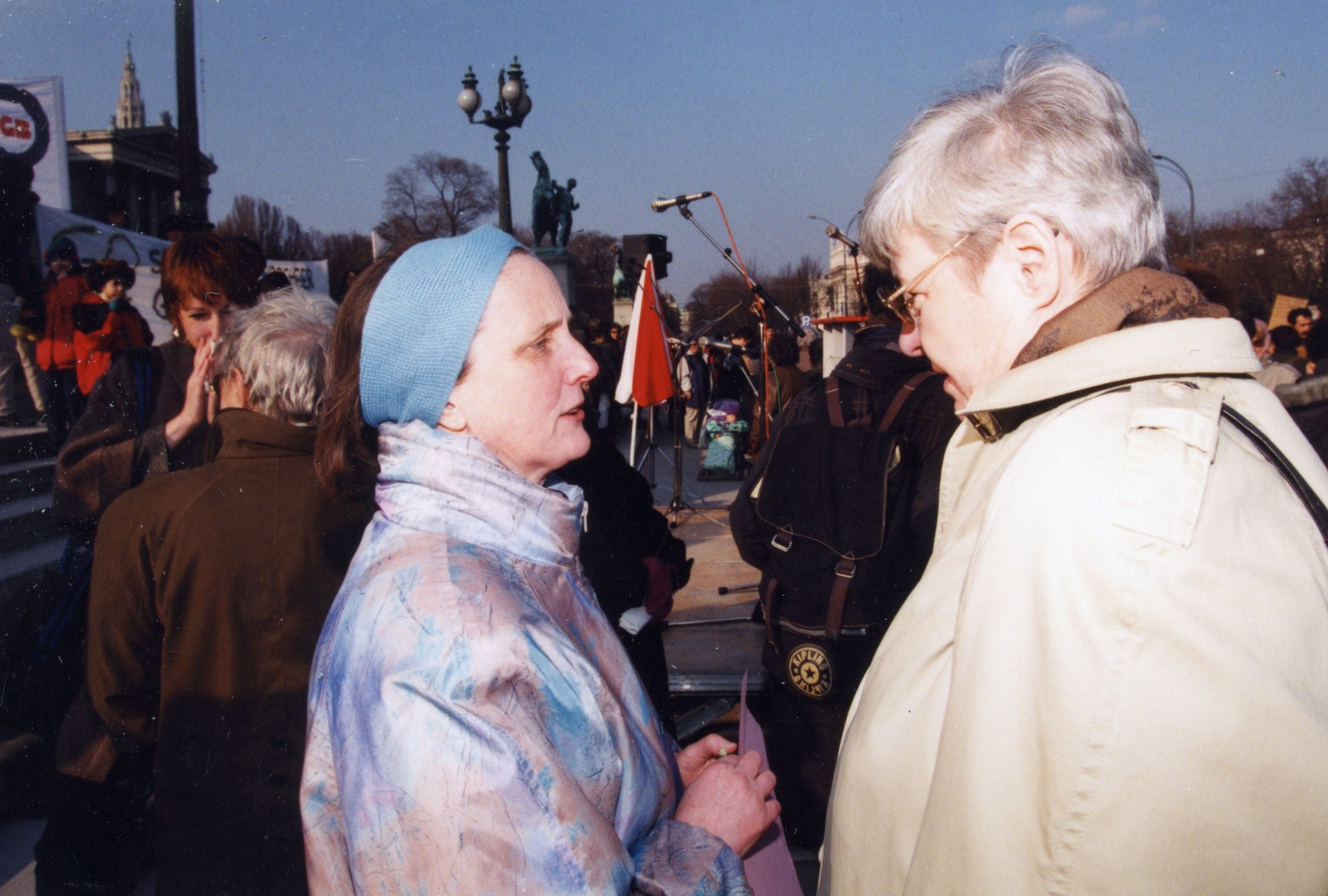 Das Dreamteam Irmgard Schmidleithner und Johanna Dohnal bei einer Aktion anlässlich des Internationalen Frauentags vor dem Parlament in Wien (1996)@