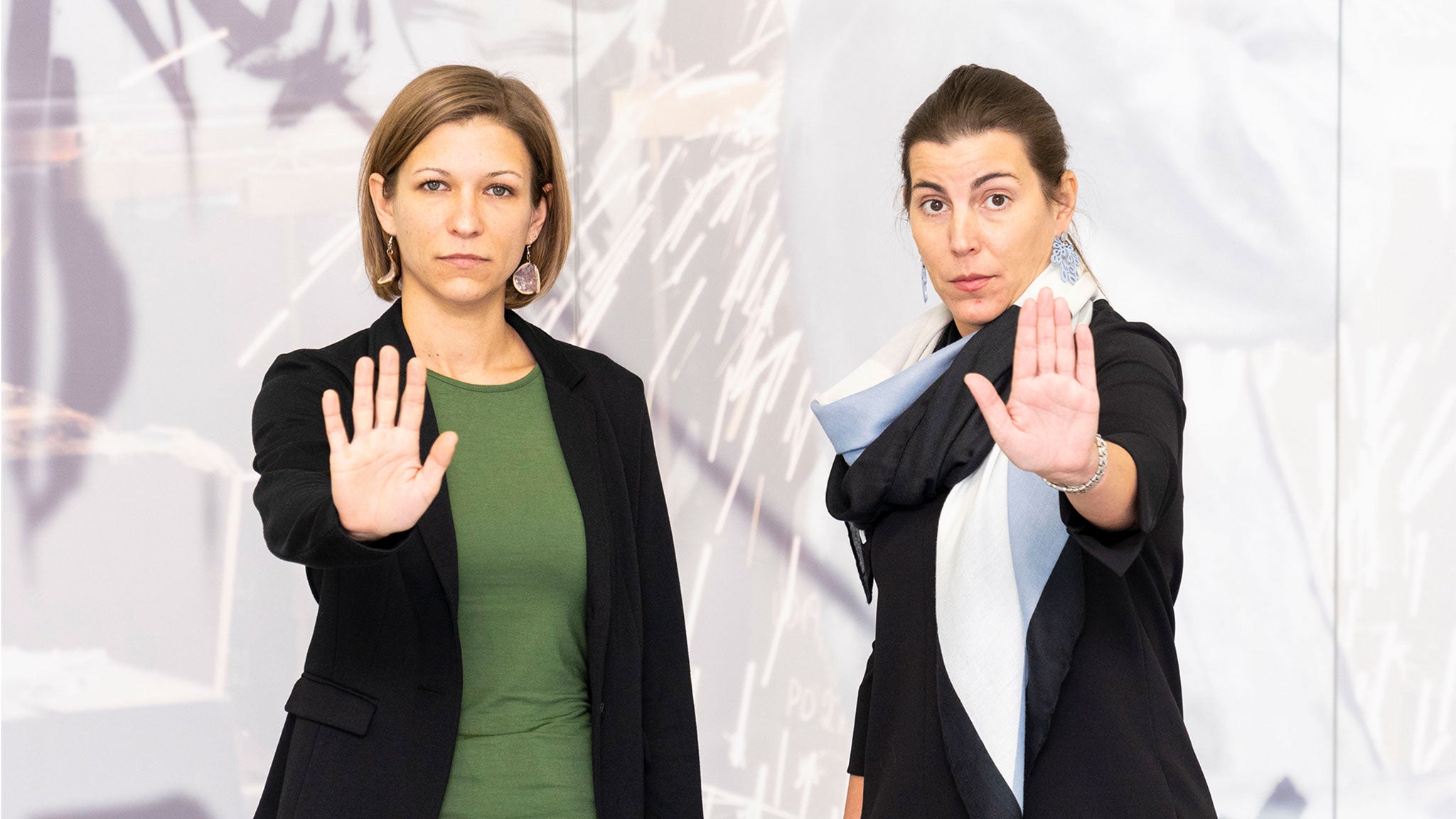 ÖGB NÖ Aktion "Gegen Gewalt an Frauen" Titelbild: ÖGB NÖ Frauensekretärin Bernadette Korherr und Birgit Schön, Leiterin der AKNÖ Frauenabteilung sagen "Stopp" zum Thema Gewalt an Frauen