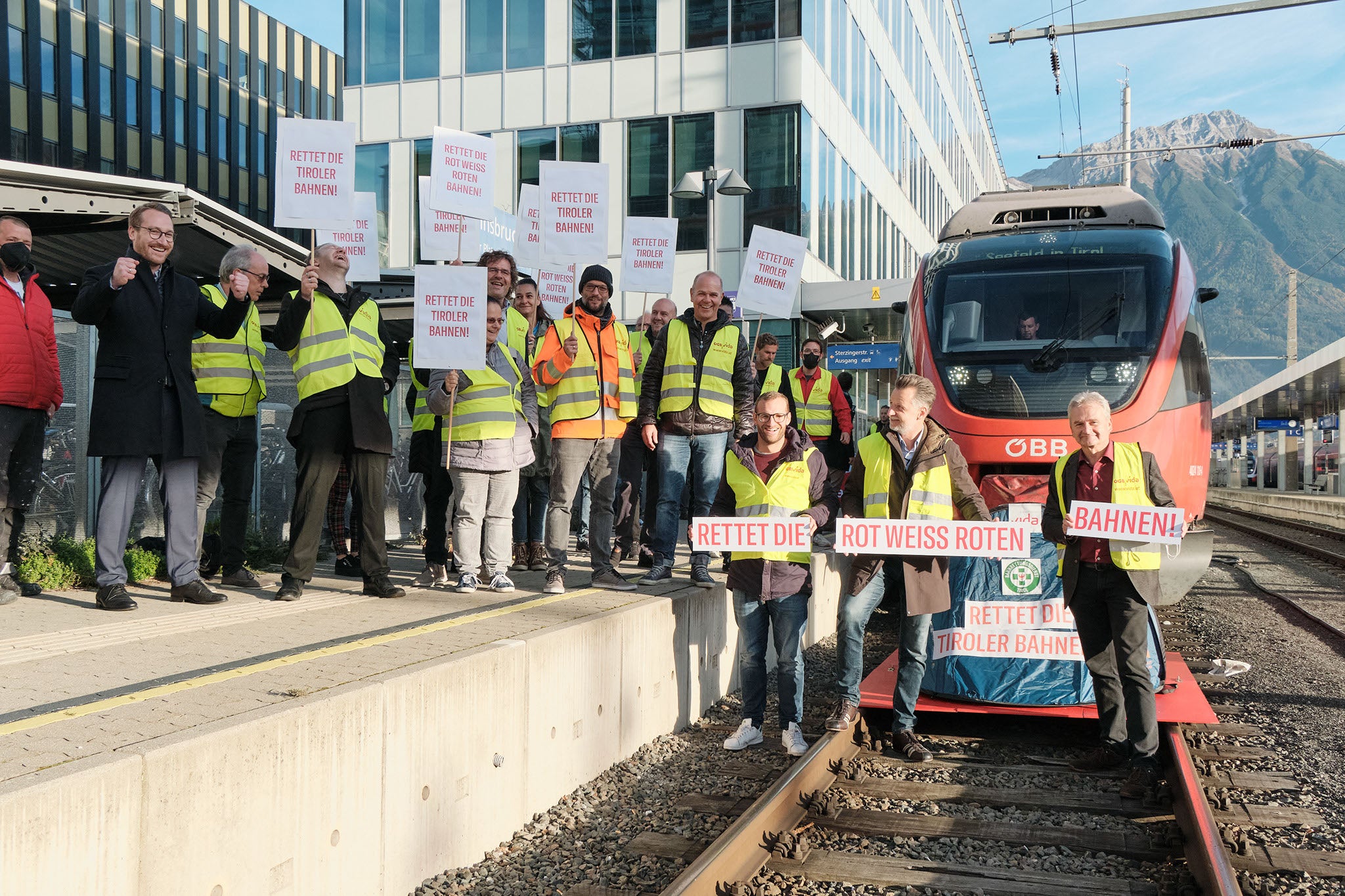 Beschäftigte der Mittenwaldbahn protestieren gemeinsam mit der Gewerkschaft vida gegen den geplanten Verkauf.