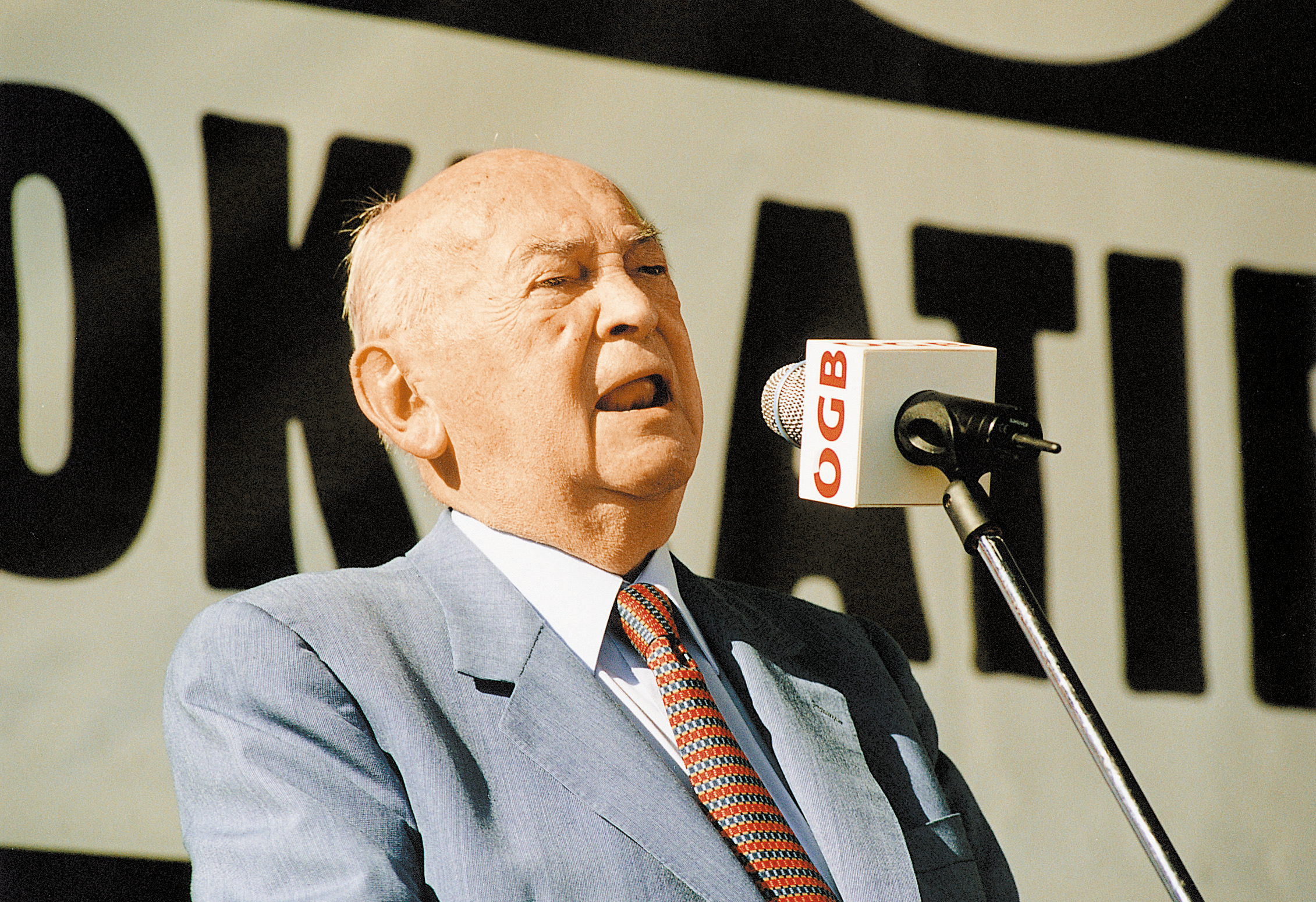 Anton Benya spricht bei der Demonstration für Demokratie (2001)