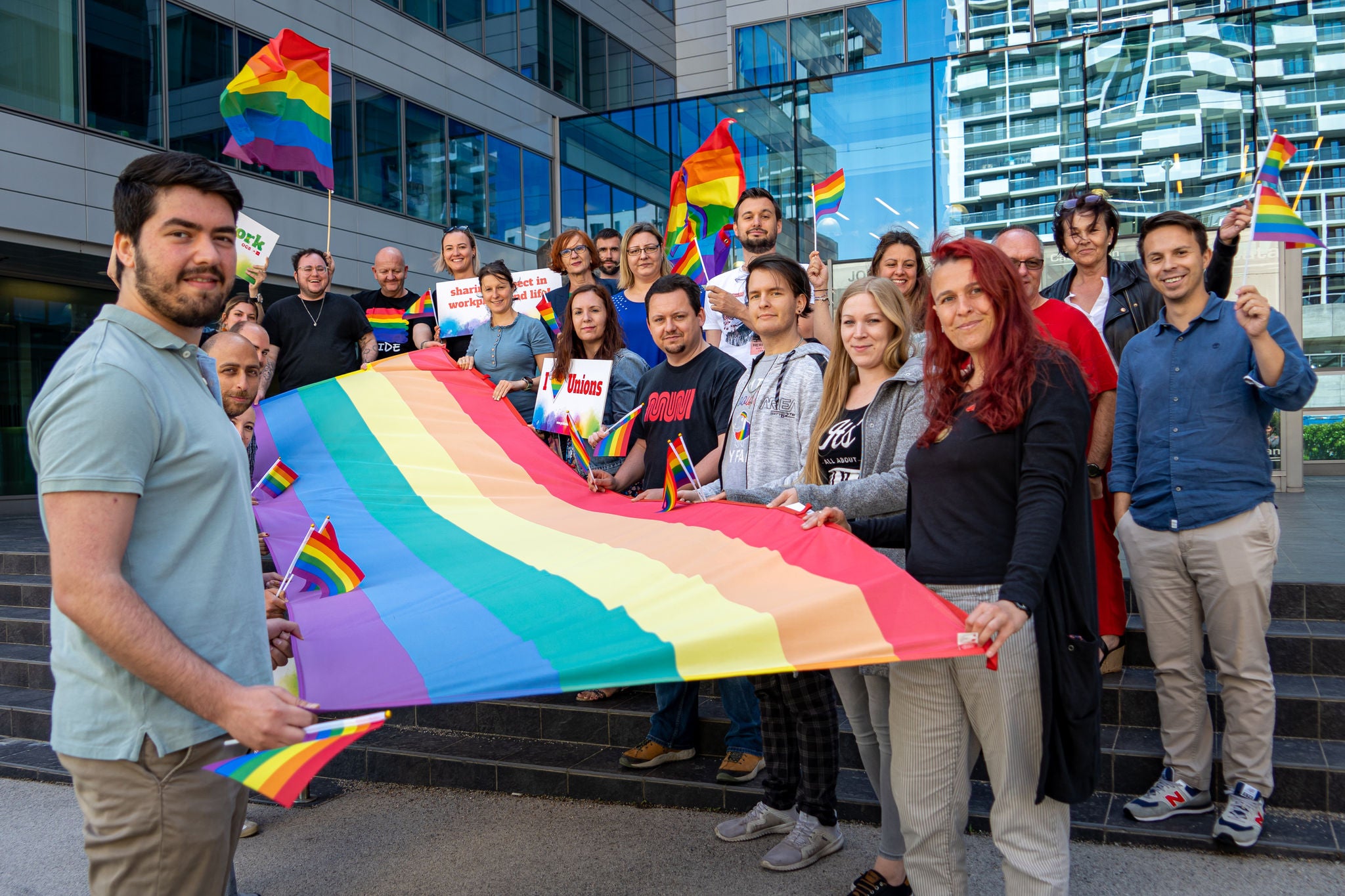 Pride-Month Juni 2022, ÖGB-MitarbeiterInnen hissen der Regenbogenfahne vor der ÖGB-Zentrale