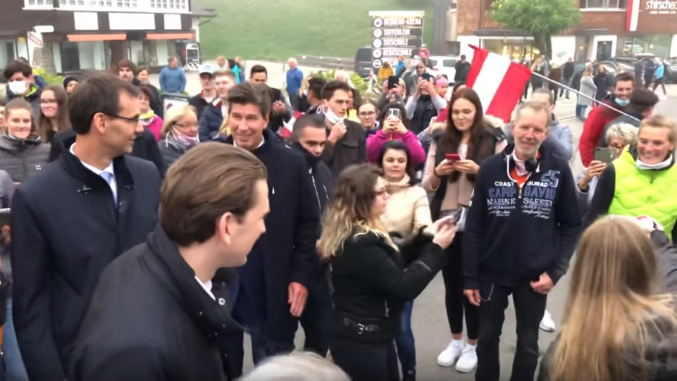 Abstand halten gilt weiter für uns alle Kanzler Kurz nimmt Bad in Menschenmenge - ohne Abstand.