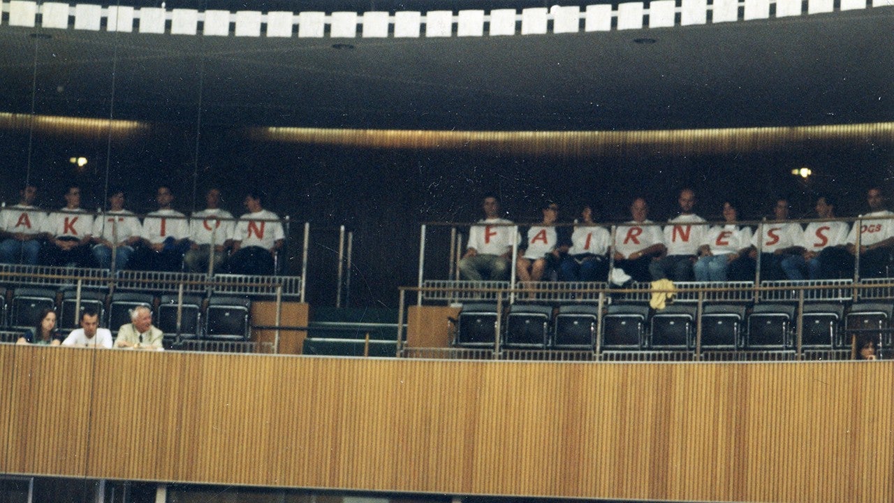 Gewerkschafter mit T-Shirt "Aktion Fairness" im Parlament (1999)