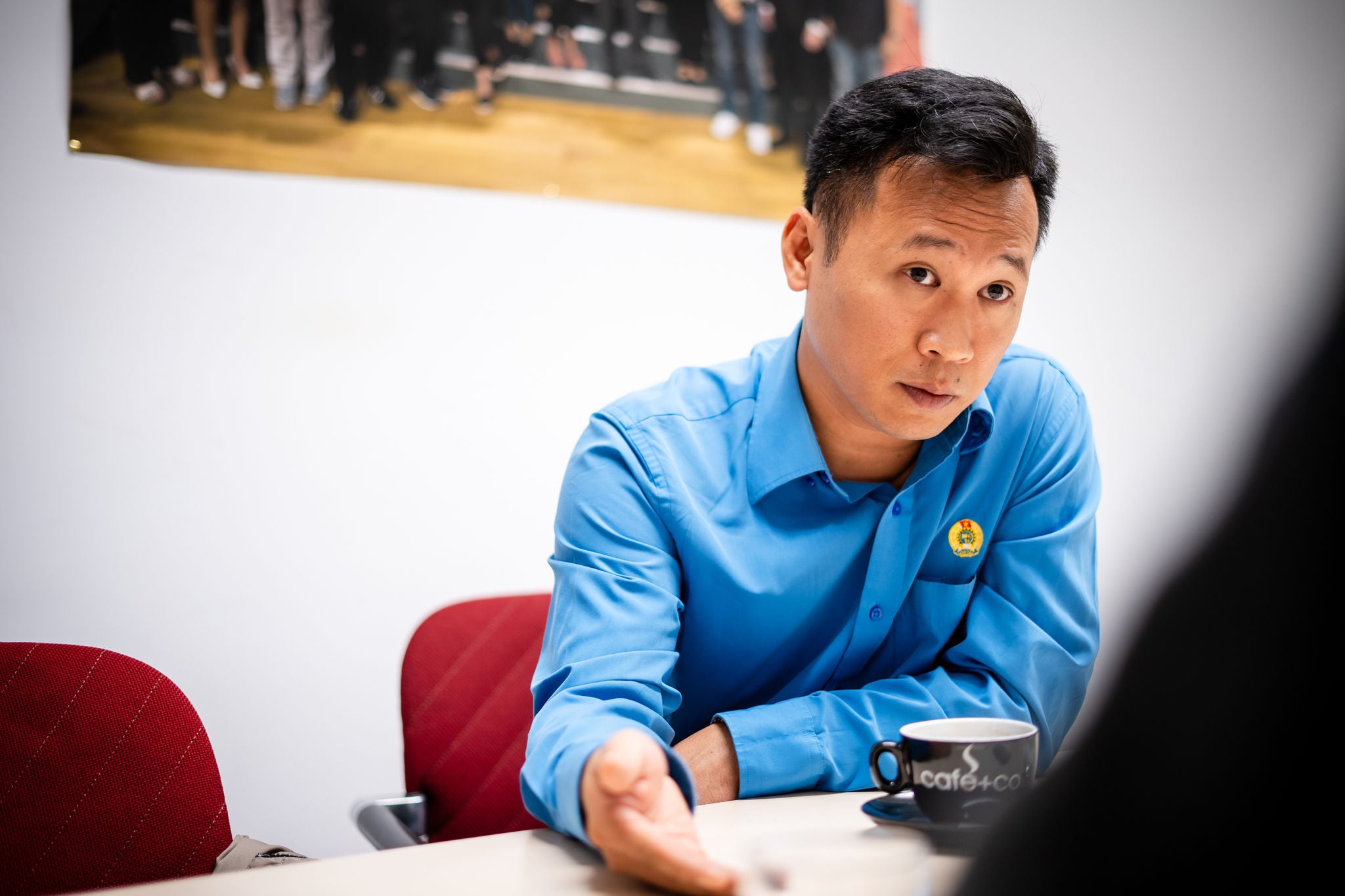 „Die großen ausländischen Unternehmen wollen mehr Qualität und haben höhere Ansprüche, gleichzeitig aber wollen sie nicht mehr bezahlen. Das macht die Situation für Arbeitnehmer:innen in Vietnam so schwierig”, sagt Hieu Xuan Duong, der Internationale Sekretär des Vietnamesischen Gewerkschaftsbundes.
