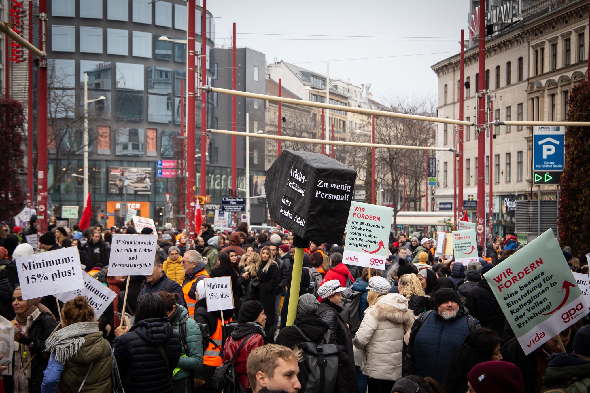 Mehrmals gingen die Beschäftigen der Sozialwirtschaft Österreich im Jahr 2022 auf die Straße. Hier in Wien. 