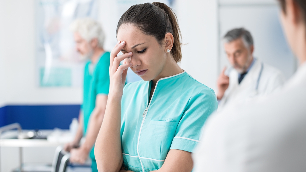 96 Prozent der Community findet eine 35-Woche fair Erschöpfte Krankenschwester