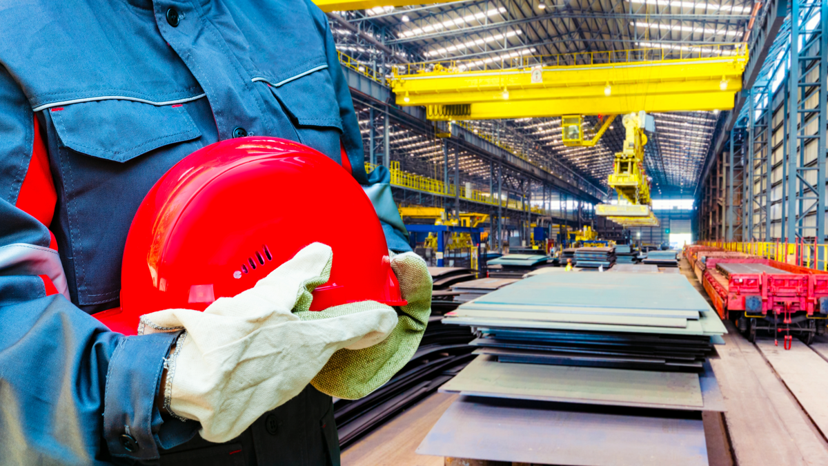 Arbeit darf nicht krank machen Arbeiter in Fabrikhalle