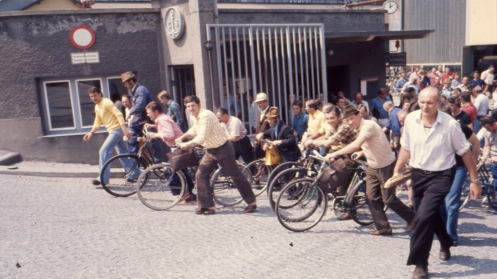 Arbeiter in Liezen in den 1970er-Jahren Arbeiten verlassen nach ihrer Schicht ein Magnesit-Werk in Liezen in den 1970er-Jahren