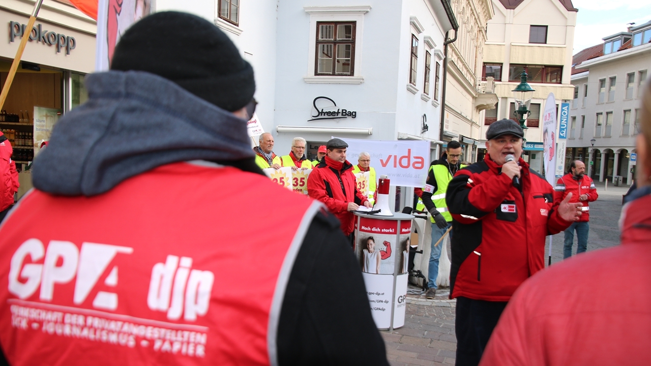 Rund 60 Menschen trafen sich in Eisenstadt, um für eine Arbeitszeitverkürzung im Sozialbereich einzutreten.