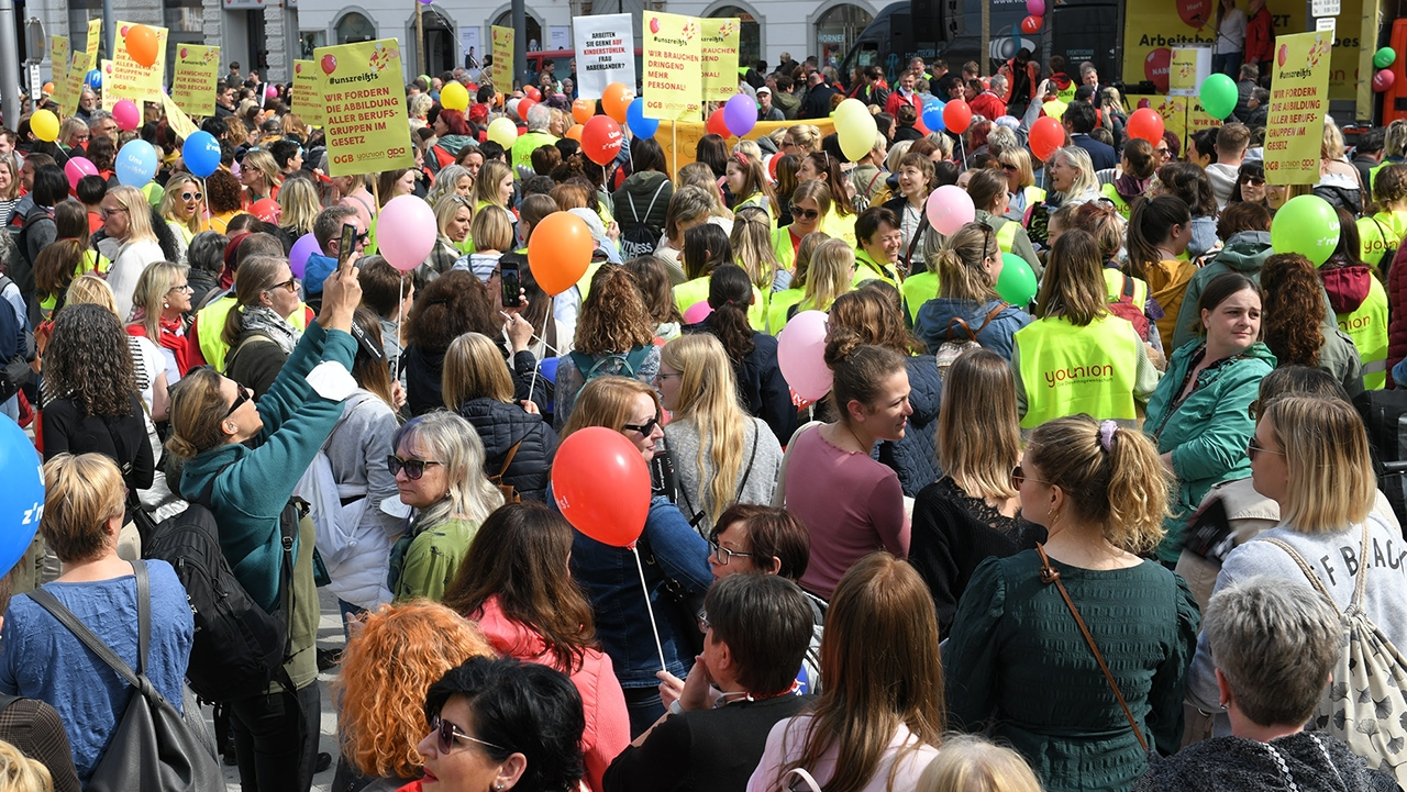 ÖGB-Aktionstag der Kindergärten vor dem Landhaus Linz, 29. März 2022, ÖGB-Aktionstag der Kindergärten vor dem Landhaus Linz, 29. Mä