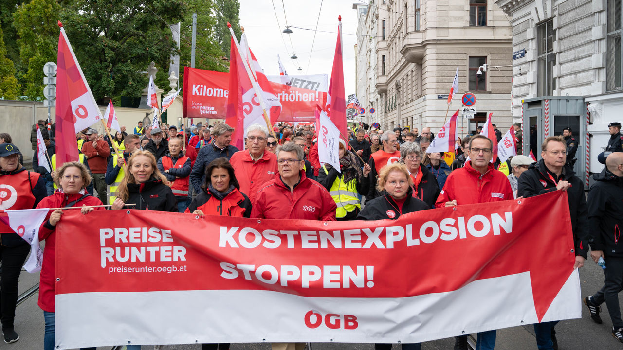Mehrere Personen der ÖGB-Spitze tragen während der Demonstration "Preise runter - Kostenexplosion stoppen!"  ein Banner. (17.  September 2022)