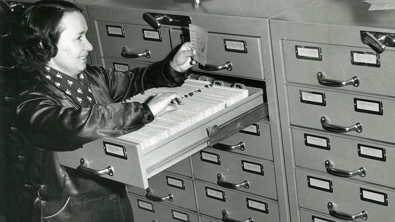 Angestellte im Gemeindedienst beim Einsortieren von Karteikarten (1959) 