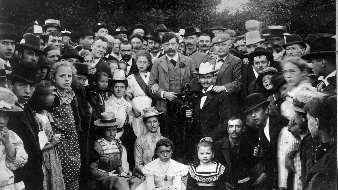 Victor Adler mit ZiegelarbeiterInnen bei einem Fest zu seinen Ehren am Laaer Berg in Wien (1903)