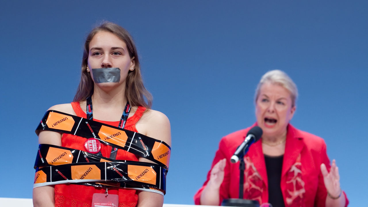 Die ehemalige ÖGJ-Vorsitzende Susanne Hofer demonstriert für den Verbleib der Jugendvertrauensräte während der Rede der damaligen Sozialministerin beim 19. ÖGB-Bundeskongress 2018