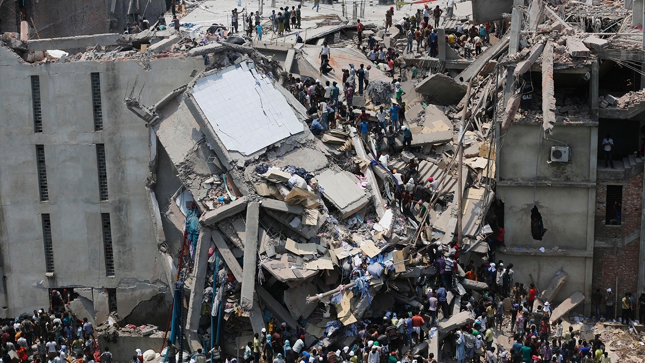 RetterInnen bergen Verschüttete aus den Trümmern der Textilfabrik Rana Plaza