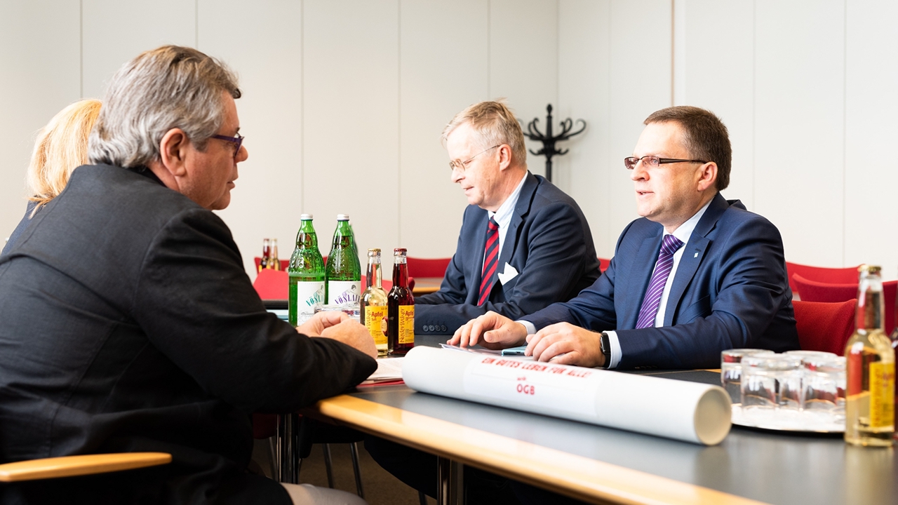 Intensives Gespräch mit ÖVP-Klubobmann August Wöginger.