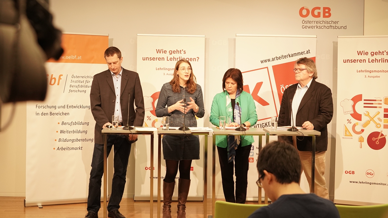 3. Lehrlingsmonitor: Keine Verbesserung bei Lehrausbildung 35 Prozent sind mit Ausbildung sehr zufrieden - 28 Prozent würden nicht wieder denselben Betrieb wählen. v.l.n.r. Norbert Lachmyr (öibf), Susanne Hofer (ÖGJ-Vorsitzende), Renate Anderl (AK-Präsidentin), Wolgang Katzian (ÖGB-Präsident)