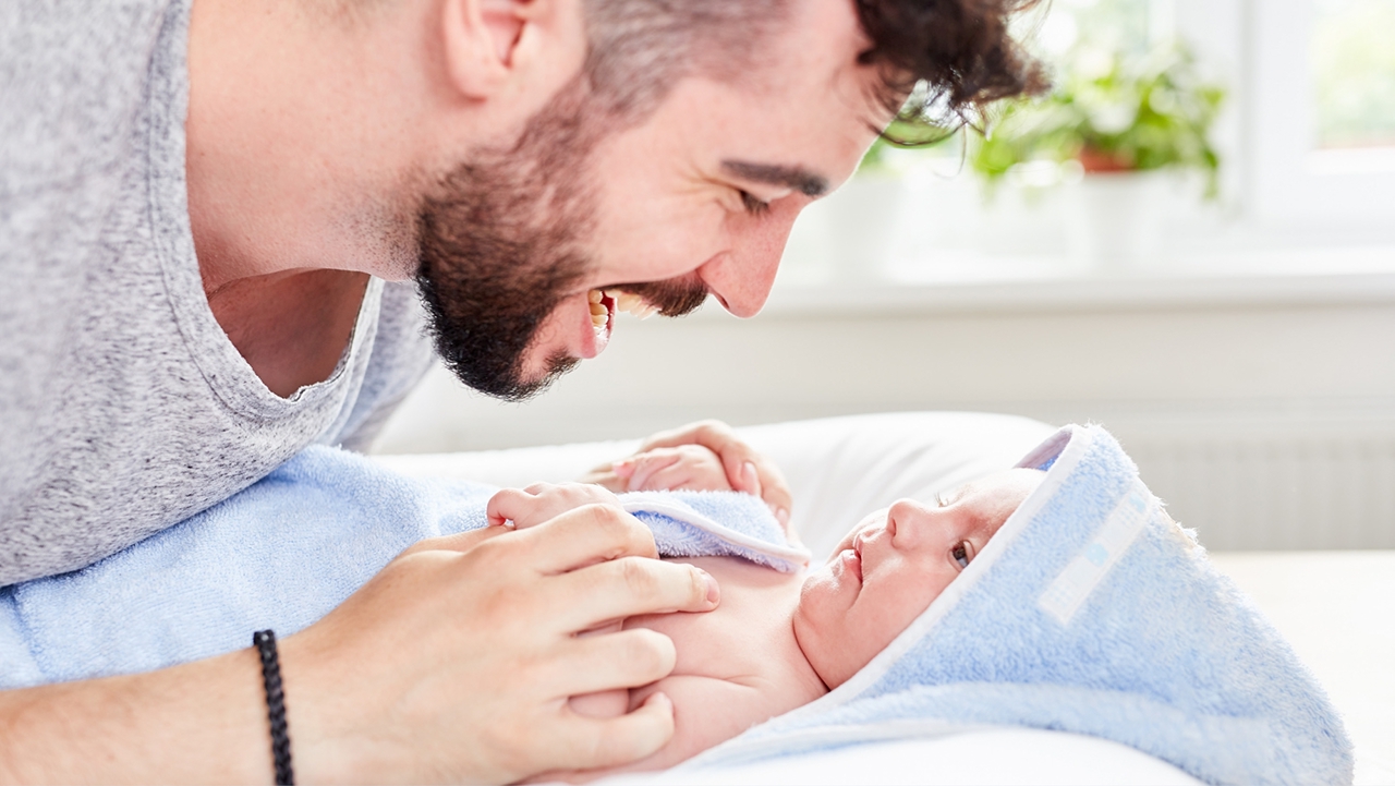 Erstmals bekommen Väter europaweit zehn Tage bezahlte Vaterschaftszeit