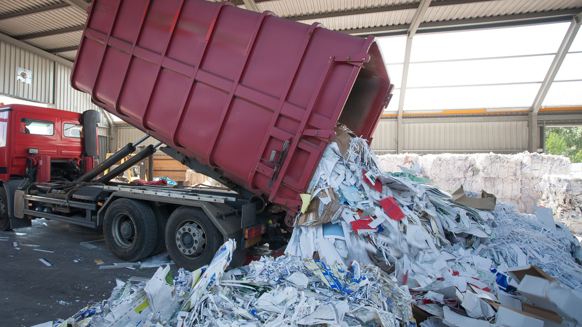 Lastwagen lädt Altpapier ab in Müllaufbereitungsanlage