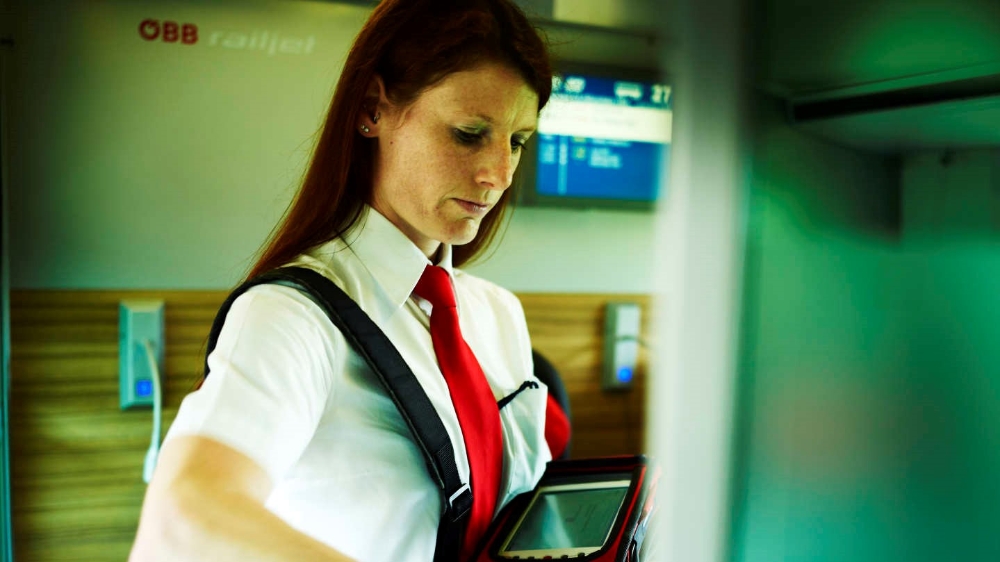 Nach wie vor sind nur wenige Frauen in typischen Männerberufen beschäftigt, wie etwa im Zugbegleitdienst.