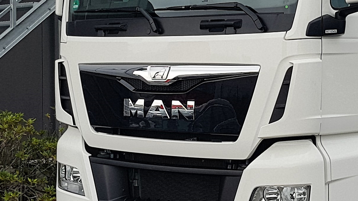 Großaufnahme des MAN-Logos auf einer Sattelzugmaschine der Baureihe MAN TGX von 2017