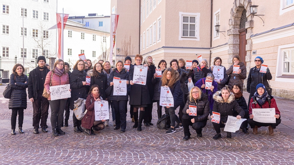 Protestaktion: Nicht bei Frauenhäusern sparen!