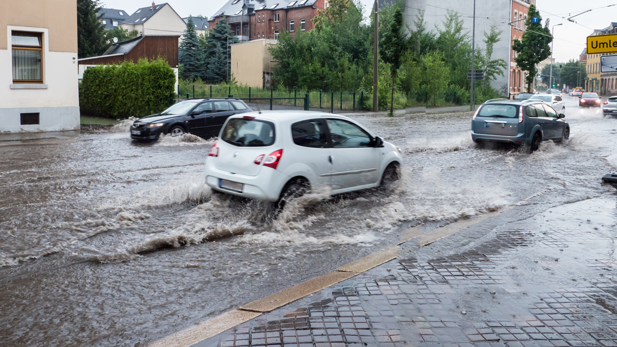 Autos fahren auf überfluteter Straße