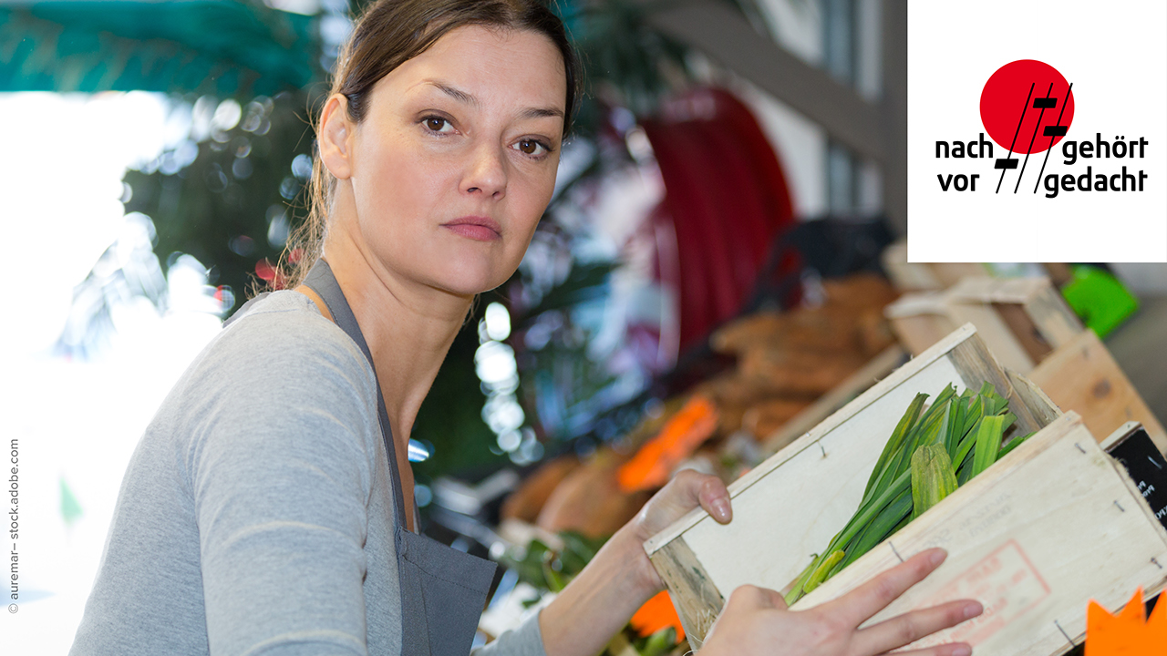 Supermarktverkäuferin schlichtet Gemüse ein. Im rechten oberen Eck ist das Logo des ÖGB Podcast "nachgehört, vorgedacht" platziert.