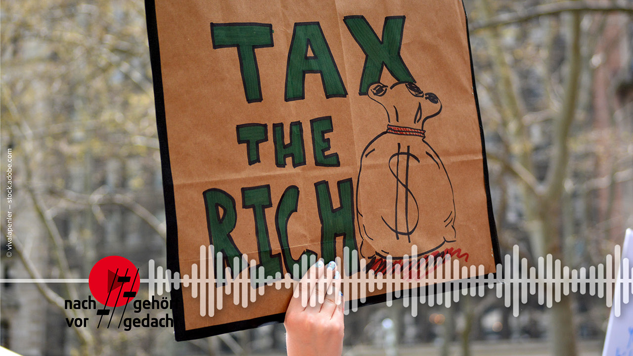 Schild mit der Aufschrift "Tax the rich"