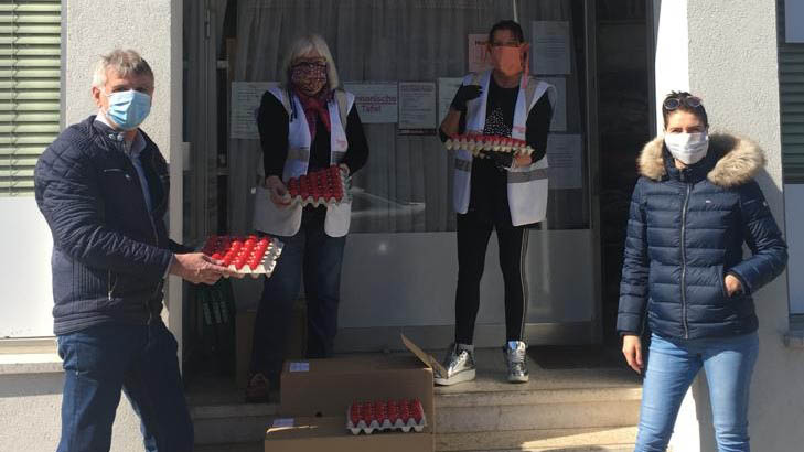 ÖGB spendet Ostereier ÖGJ und ÖGB überbrachten der Pannonischen Tafel in Oberpullendorf 1.000 rote Ostereier