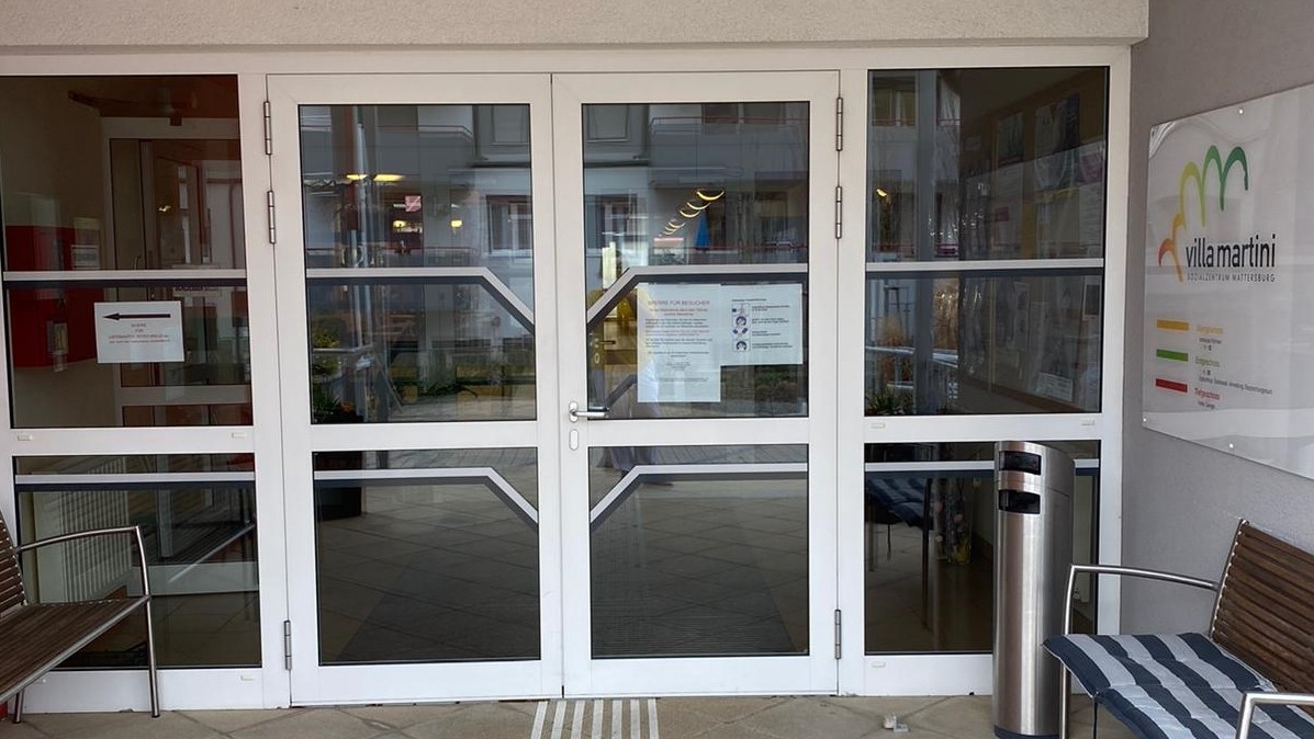 Vor den Vorhang Verschlossene Türen in der Villa Martini in Mattersburg. Die Arbeit drinnen geht trotzdem weiter. Michaela Hofer und ihre 40 KollegInnen kümmern sich weiter um 50 BewohnerInnen.