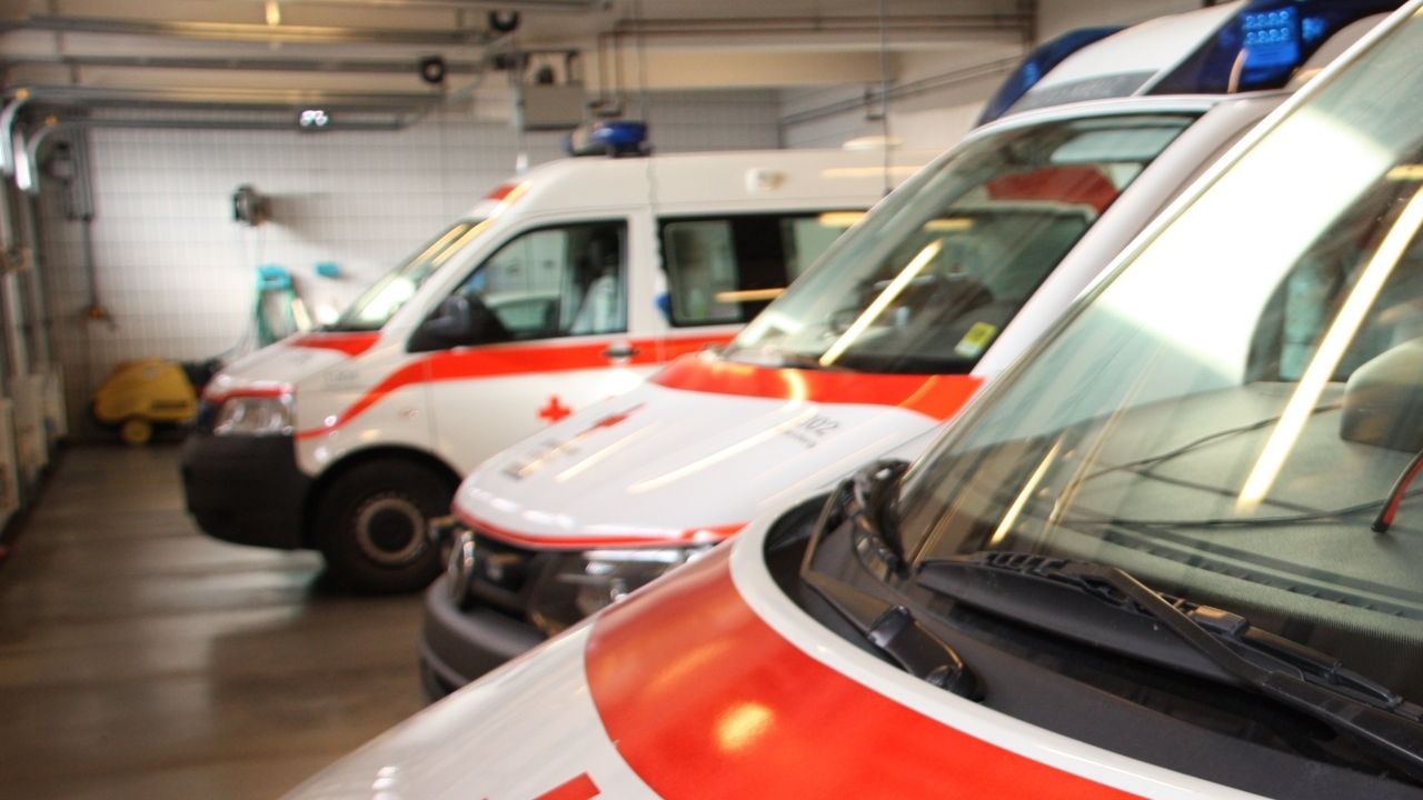 Vor den Vorhang Thomas steht für viele Rettungssanitäter im Burgenland. Er hilft täglich, die Krise zu bewältigen