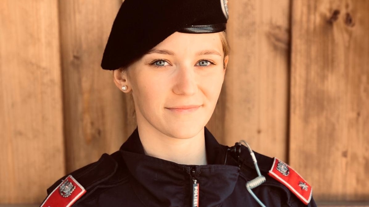 Vor den Vorhang Polizistin Vanessa hat während der Corona-Krise eine wichtige Aufgabe