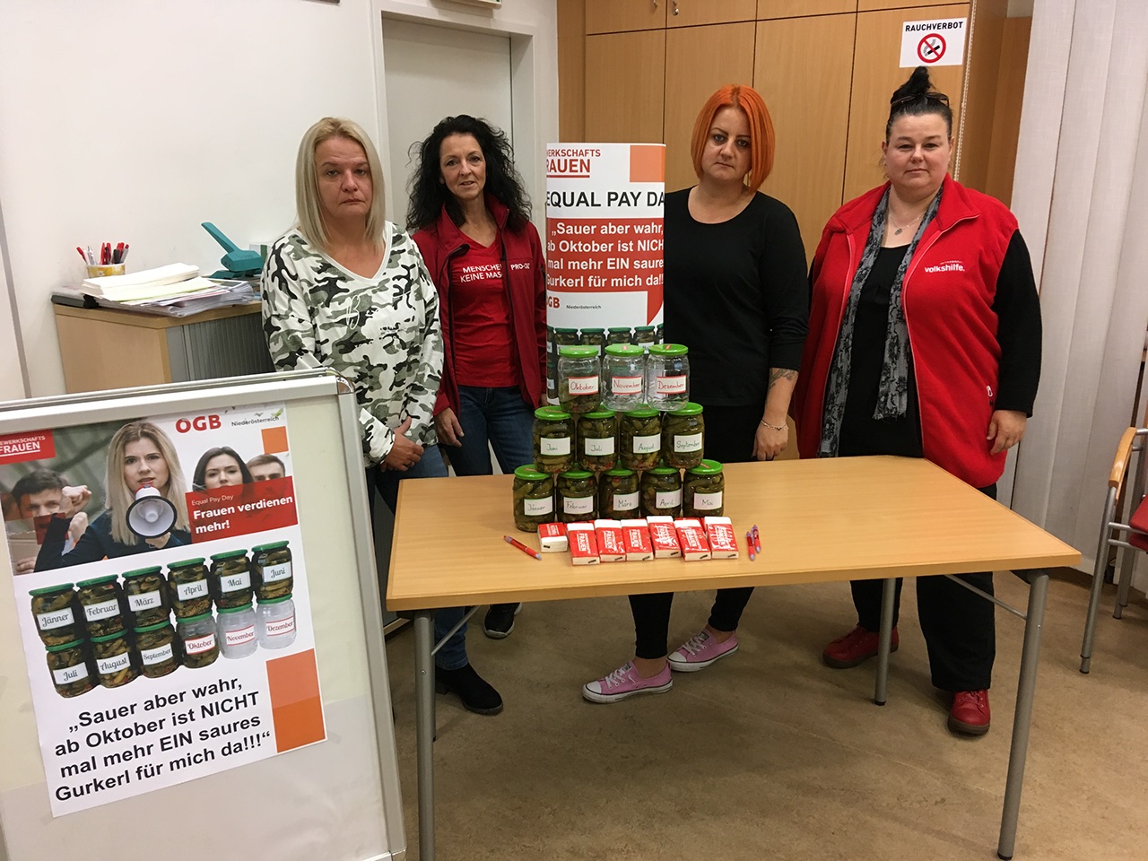 OEGB NOE EPD Verteilaktion St. Pölten zentral1 2021. Verteilaktionen und Infostände anlässlich des Equal Pay Day in St. Pölten