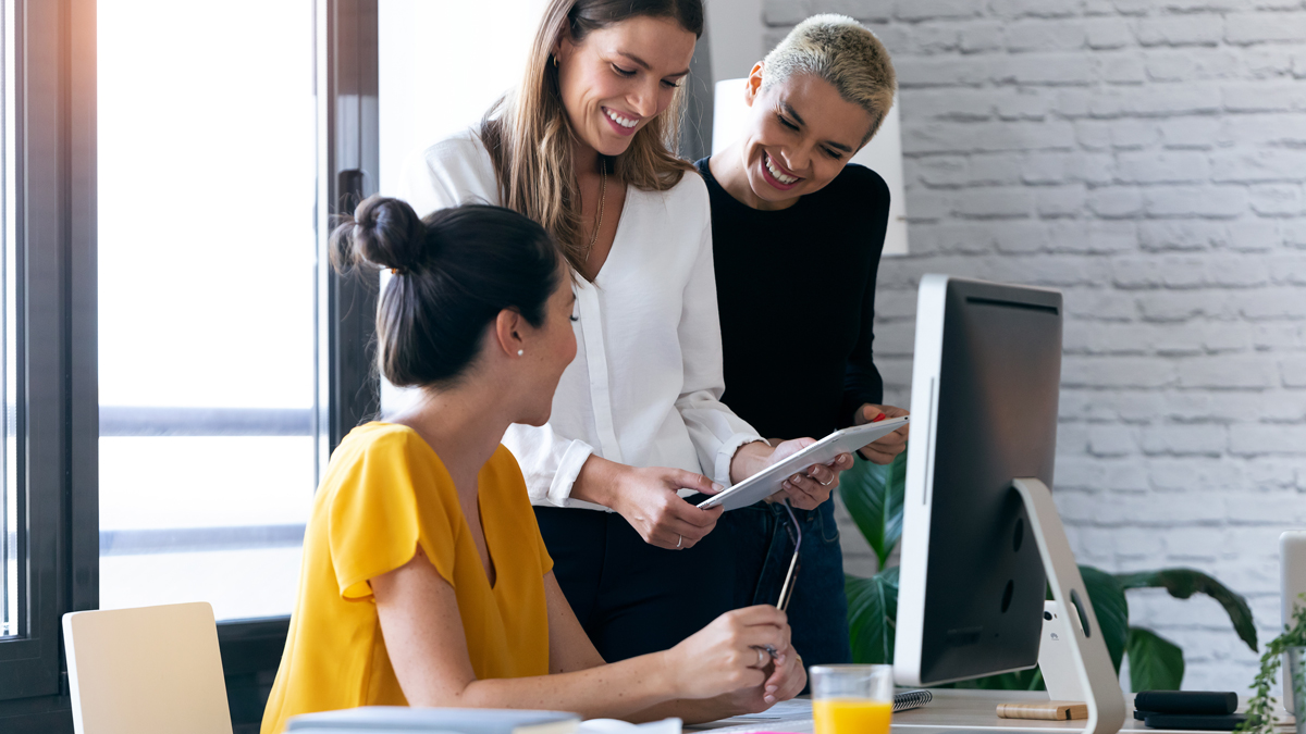 Große Betriebe kommen gut durch die Krise Frauen besprechen sich an ihrem Arbeitsplatz
