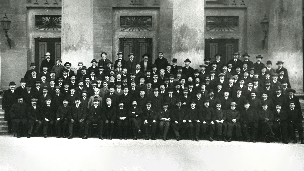 Erinnerungsfoto der Innsbrucker Buchdrucker zum Streik 1914: sehr viele Männer sitzend und stehend in schwarzen Anzügen und Hüten