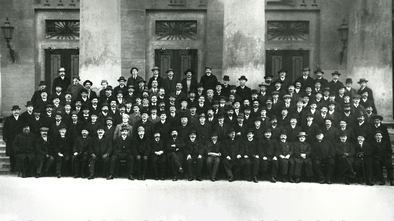 Erinnerungsfoto der Innsbrucker Buchdrucker zum Streik 1914 Erinnerungsfoto der Innsbrucker Buchdrucker zum Streik 1914: sehr viele Männer sitzend und stehend in schwarzen Anzügen und Hüten
