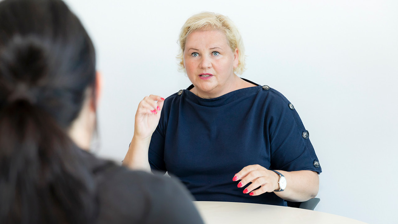 Papamonat für alle bei vollem Lohnausgleich ÖGB-Vizepräsidentin Korinna Schumann im Interview anlässlich des einjährigen Jubiläums des Rechtsanspruchs auf Papamonat