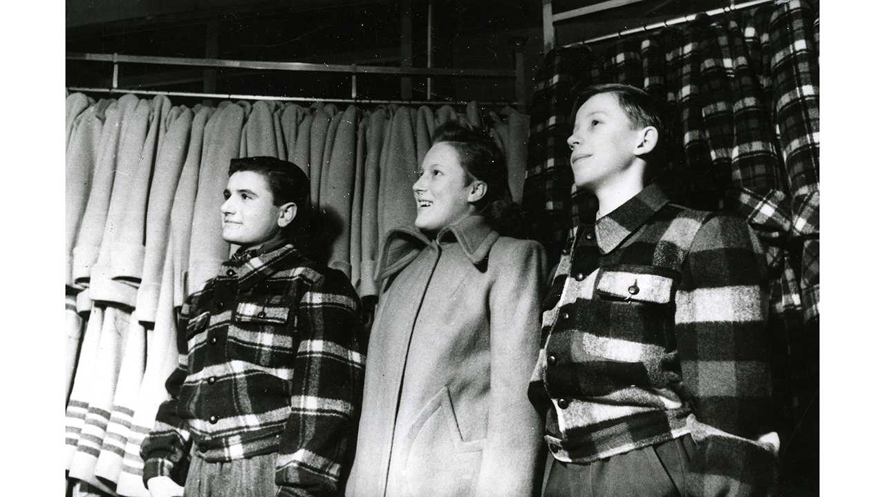 Im Jahr 1946 verteilte die Österreichische Gewerkschaftsjugend warme Winterkleidung an Lehrlinge (Quelle: ÖGB-Bildarchiv)