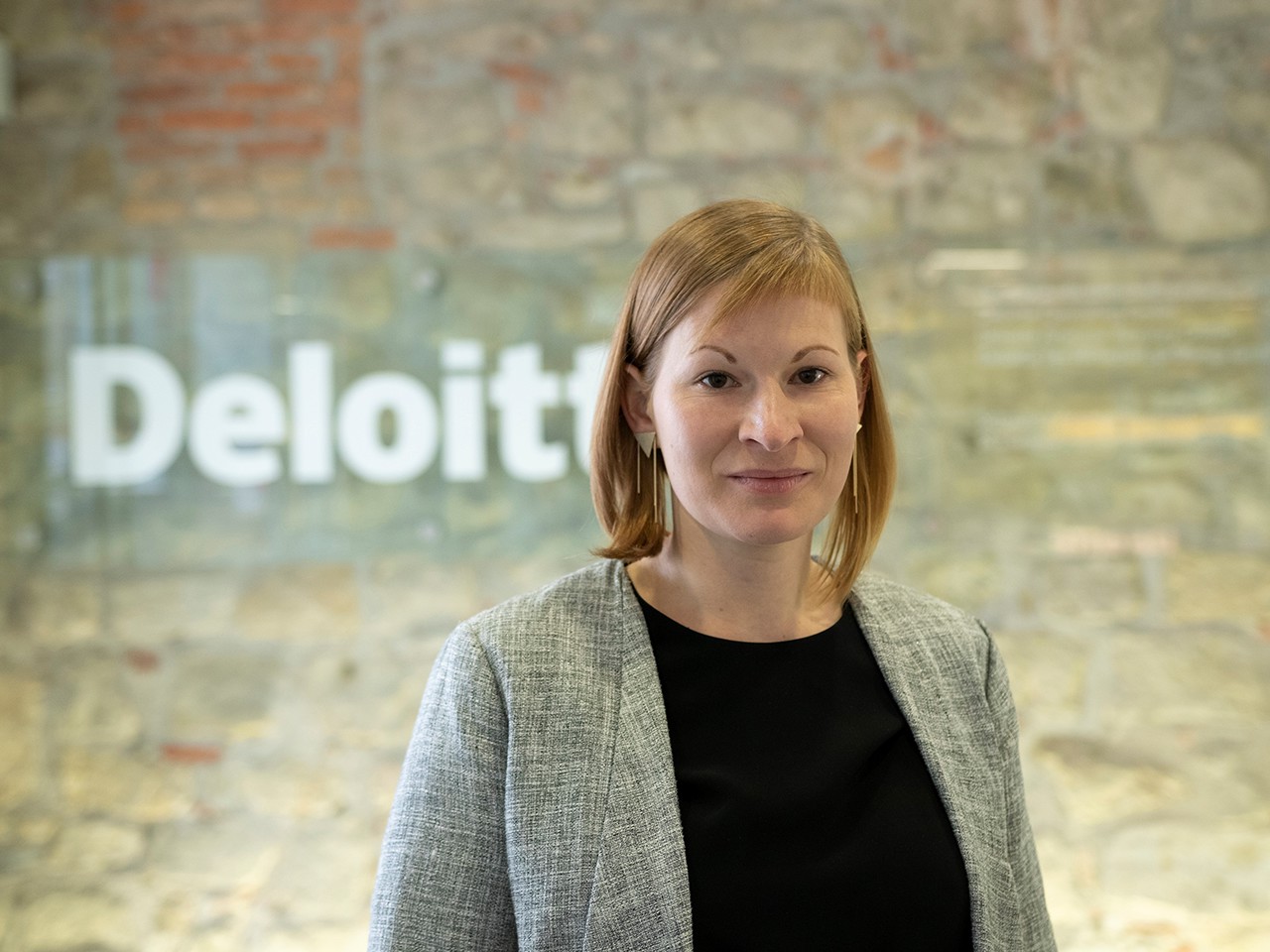 Eva-Maria Burger ist Managerin bei Deloitte Consulting und beschäftigt sich mit der Stärkung von Vielfalt und Inklusion in Organisationen
