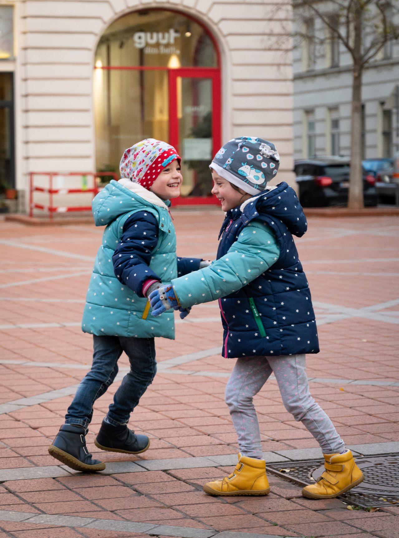 Spielerisches Lernen: Die Zwillinge Olivia und Ophelia sind vier Jahre alt. In den Kindergarten gehen die Mädchen sehr gerne.