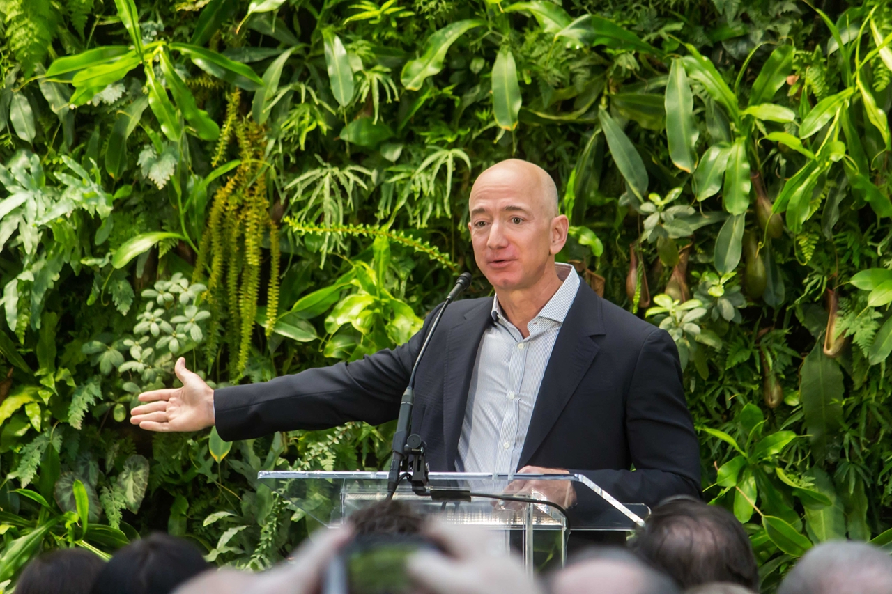 Auf dem Rücken seiner Beschäftigten und vor dem Hintergrund der Corona-Krise wird Konzerneigentumer Jeff Bezos reicher und reicher