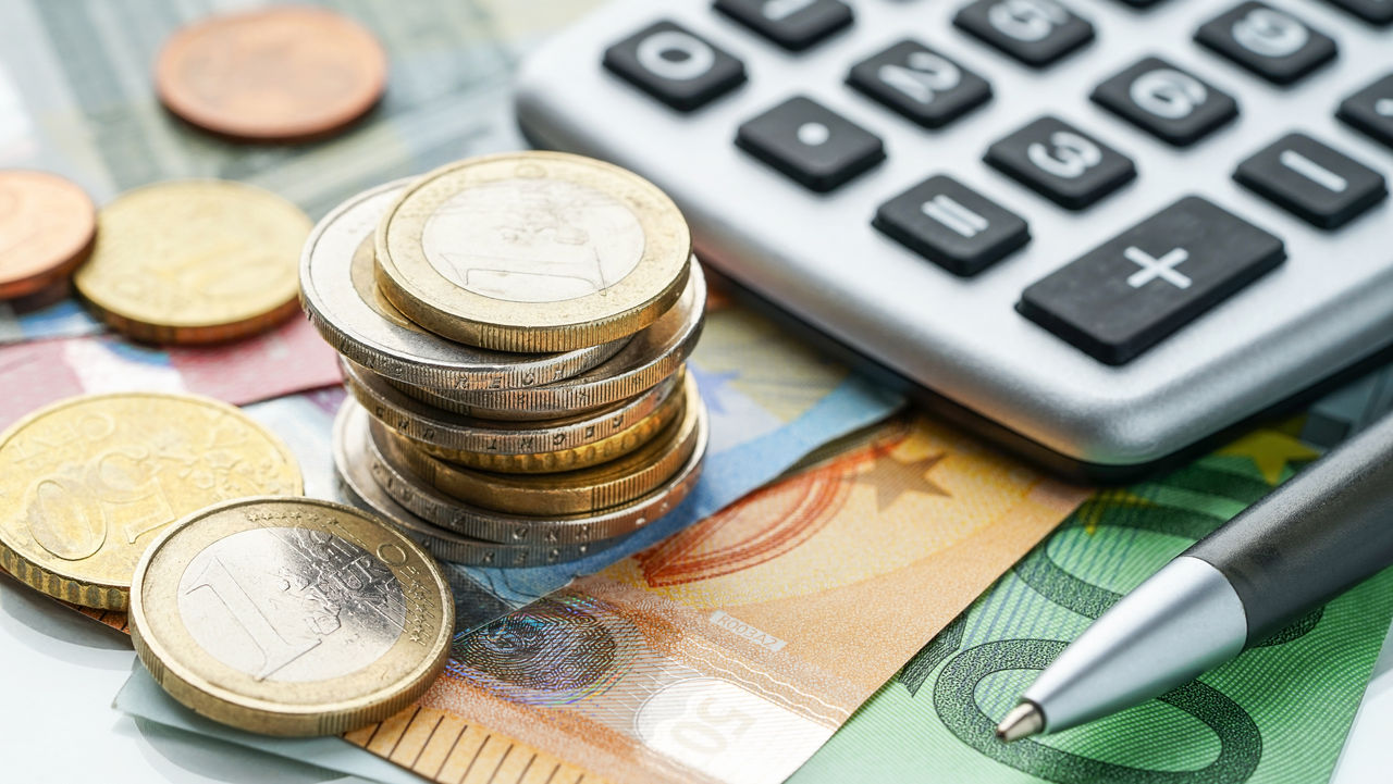 Warum uns das Finanzamt Geld schuldet Was die ArbeitnehmerInnenveranlagung (Steuerausgleich) ist und warum wir sie unbedingt machen sollen