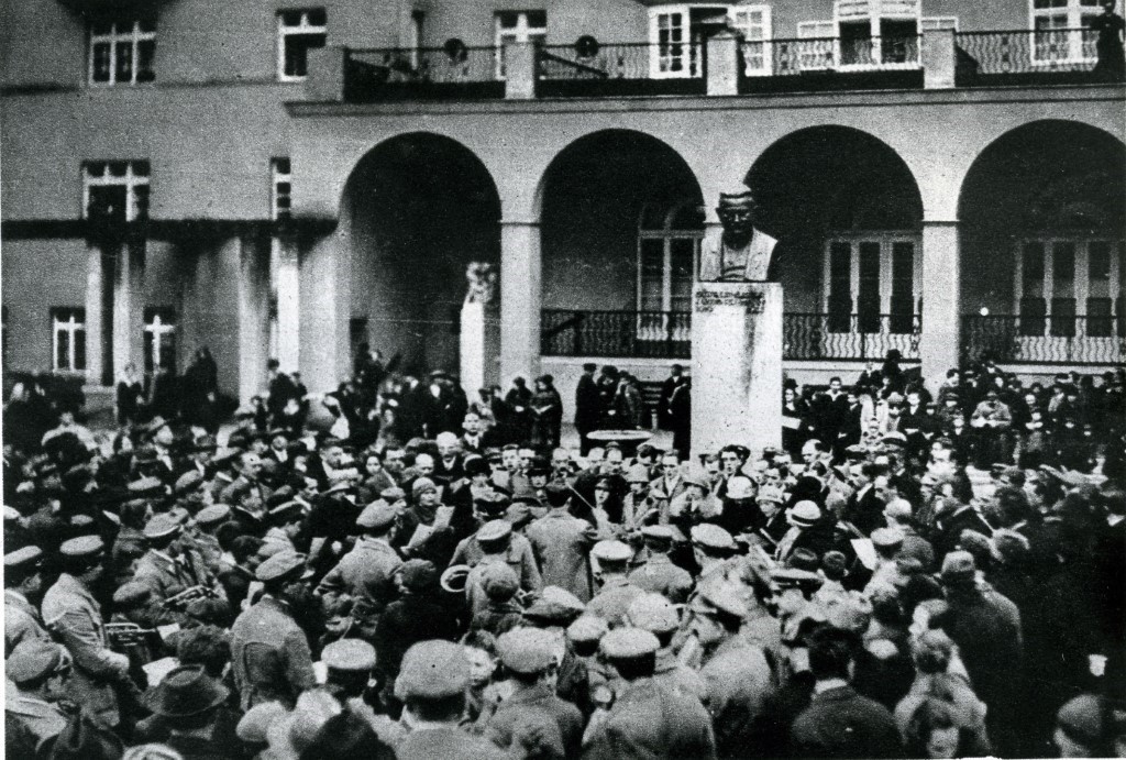 Nationalratswahl 1945: Wahlveranstaltung der SPÖ vor dem Reumannhof in Wien