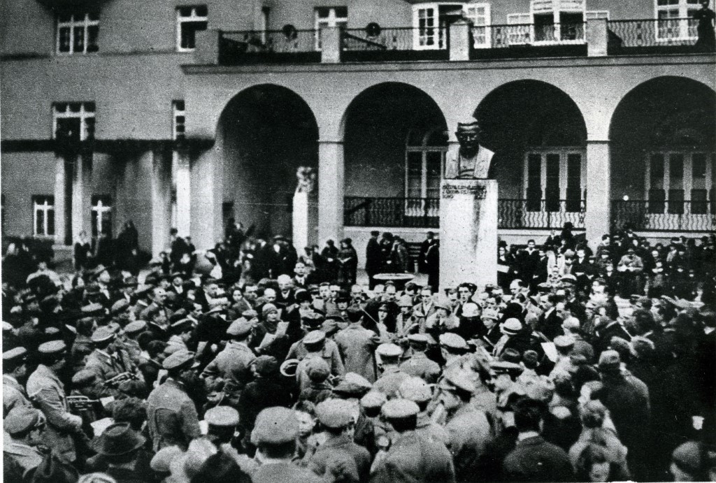 Wahlveranstaltung der SPÖ vor dem Reumannhof in Wien Nationalratswahl 1945: Wahlveranstaltung der SPÖ vor dem Reumannhof in Wien