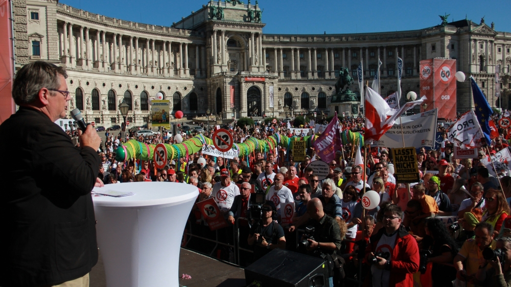 Ein ungewöhnliches Bild in Corona-Zeiten: Tausende Menschen stehen dicht beieinander und hören gespannt, was der ÖGB-Präsident zu sagen hat (2018).
