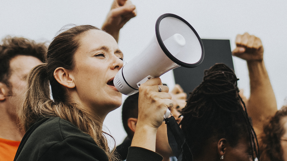 Frau mit Megaphon Protest
